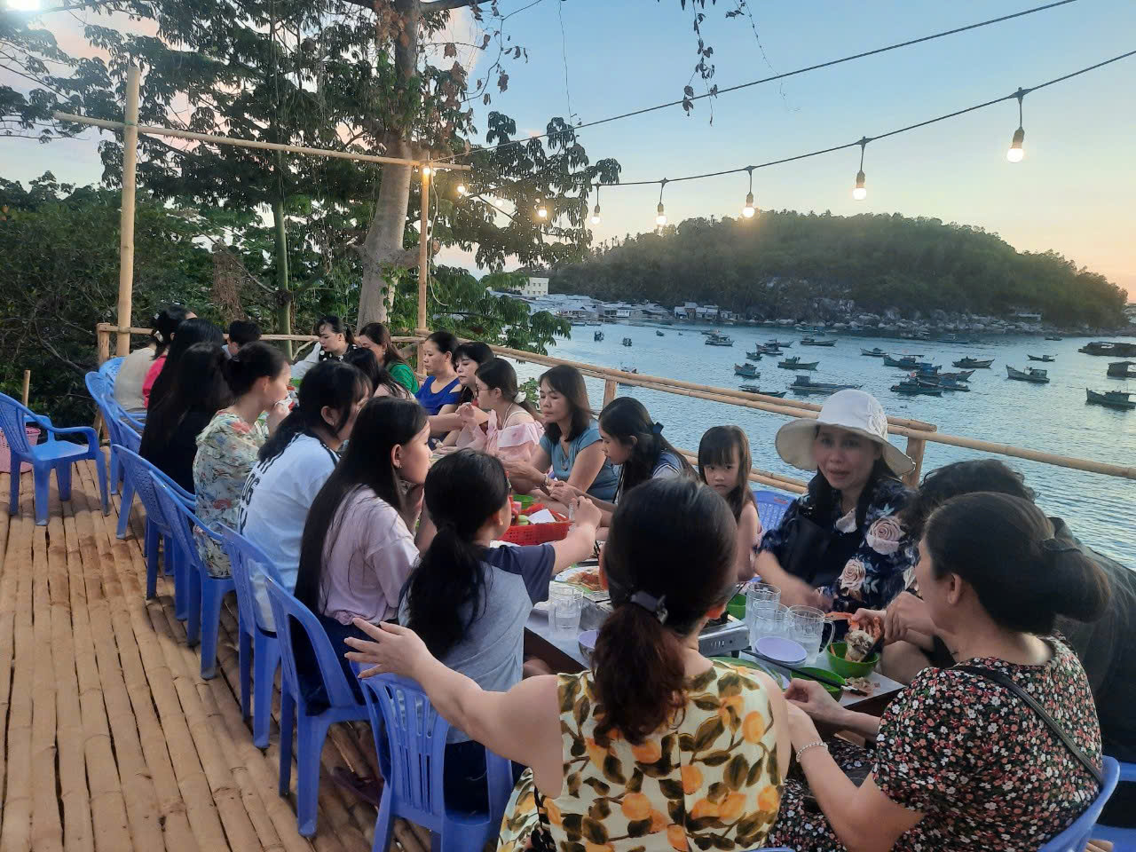 Tiệc BBQ Ngoài Trời Tại Blue Chill Homestay - Trọn Vẹn Khoảnh Khắc Bên Biển Hòn Sơn